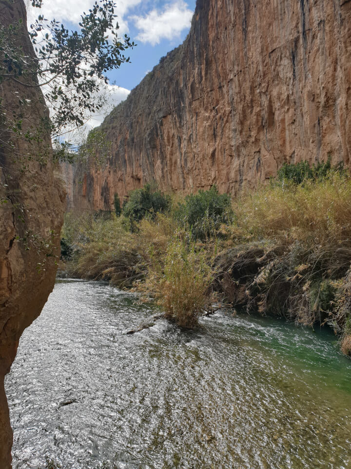 Turia-Fluss von der zweiten Hängebrücke von Chulilla aus